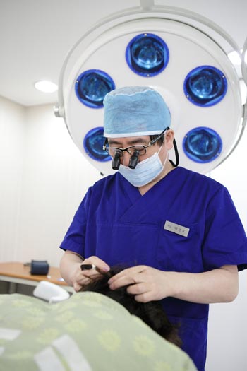 모발이식 증가 속 부작용도 많아져…대표적 재수술 예방법은?